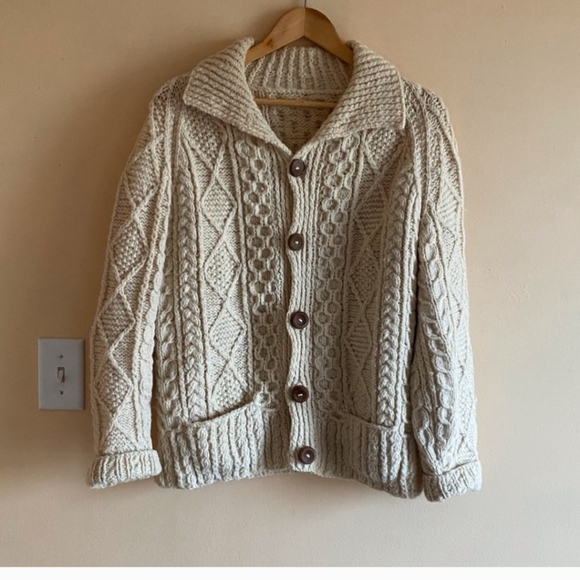 Hand knitted Aran Cardigan.....%100 wool. - Picture 2 of 11